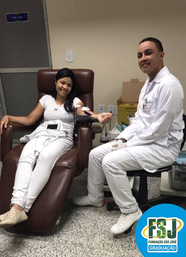 Alunos do sexto período de biomedicina aproveitam o estágio no Banco de Sangue do Hospital São José do Havai para doar